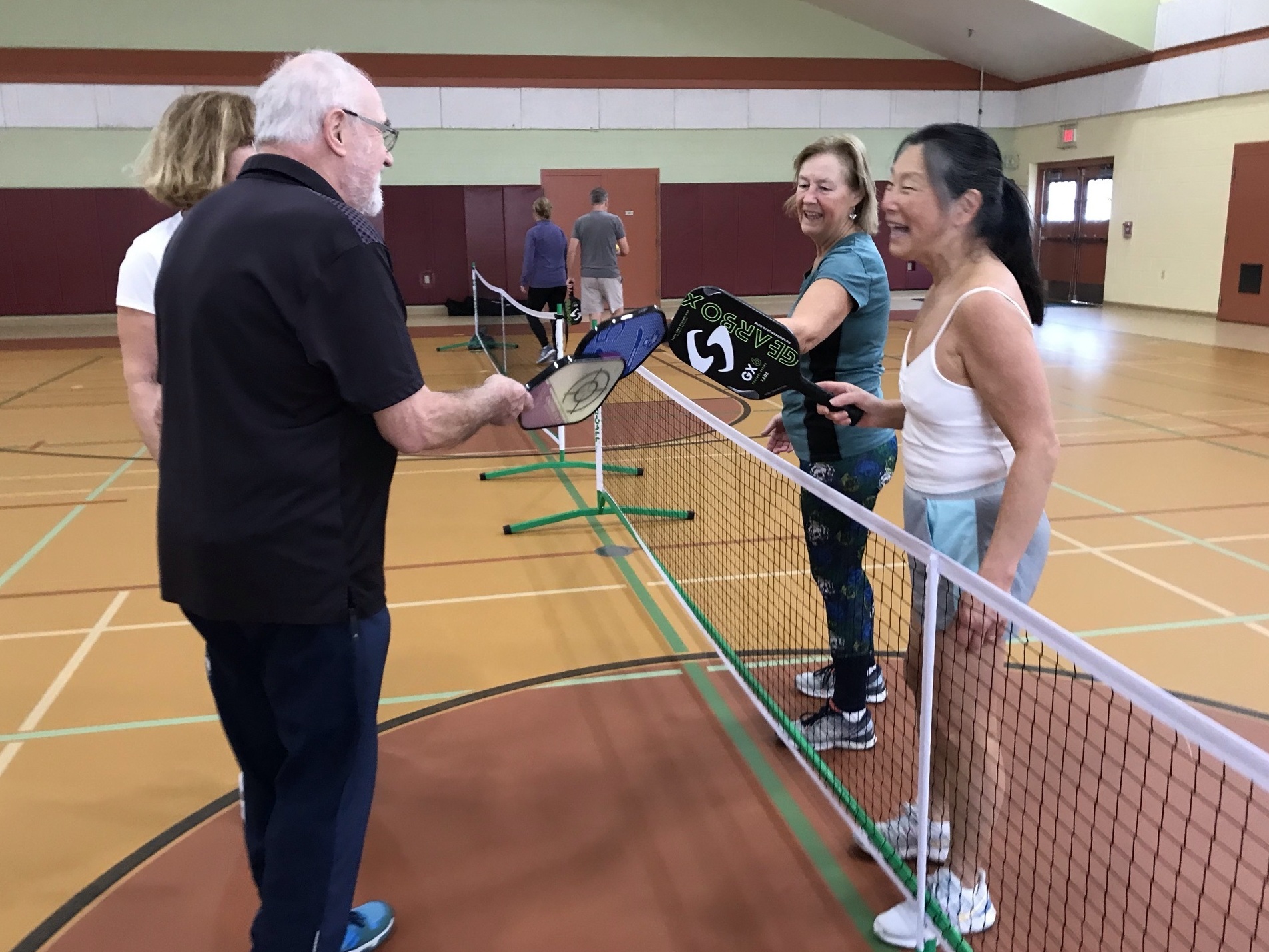 how to hold a pickleball paddle